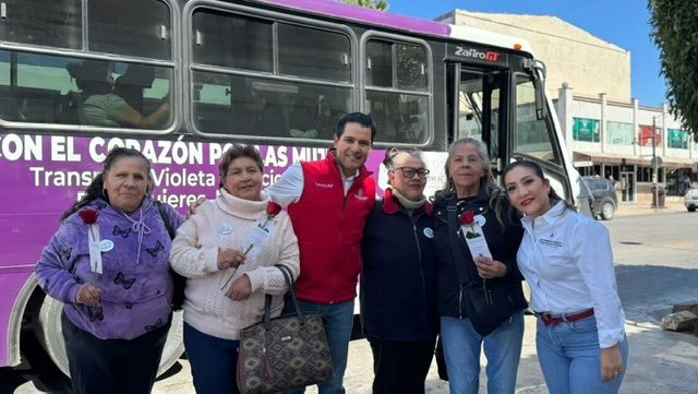 EN RECONOCIMIENTO A SU ESFUERZO Y LUCHA, ENTREGAN ROSAS A MUJERES DE LA COMUNIDAD EN EL MARCO DEL 8M