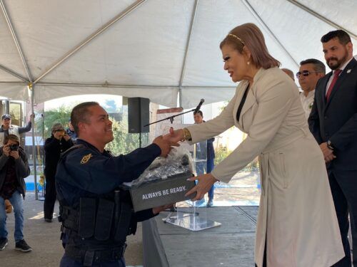 RECIBEN UNIFORMES Y EQUIPO DE RADIOCOMUNICACIÓN AGENTES DE LA FUERZA ESTATAL DE SEGURIDAD Y CUSTODIA PENITENCIARIA