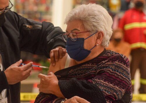 APLICAN EN BAJA CALIFORNIA MÁS DE 80 MIL DOSIS DE REFUERZO CONTRA EL COVID-19 EN INVIERNO