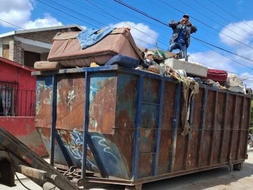 GOBIERNO DE TECATE RETIRA 26 TONELADAS DE BASURA VOLUMINOSA EN EMILIANO ZAPATA Y COLINAS DEL CUCHUMÁ
