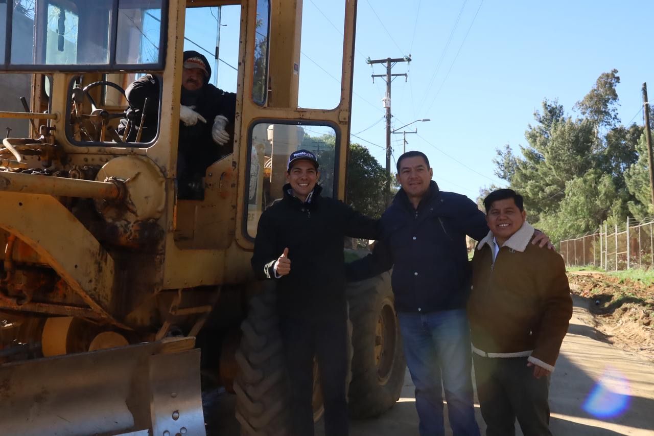 ALCALDE ROMÁN COTA DA ARRANQUE OFICIAL A TRABAJOS DE MOTOCONFORMADO EN CERRO AZUL