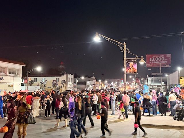 CIENTOS RECORREN LAS CALLES DE TECATE POR CELEBRACIÓN DE HALLOWEEN