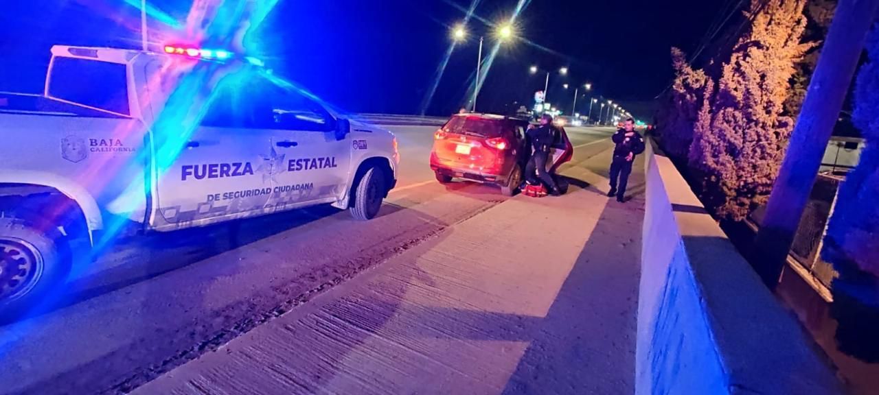 AGENTES DE LA FESC AUXILIAN A PERSONA CON CRISIS DE EPILEPSIA EN ENSENADA