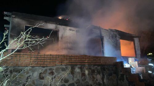 BOMBEROS DE TECATE ATIENDEN INCENDIO DE CASA HABITACIÓN EN EL TESTERAZO