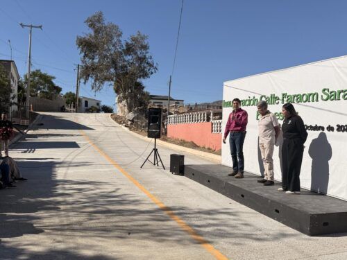 ROMÁN COTA CUMPLE: ENTREGA PAVIMENTACIÓN DE LA CALLE FARAÓM SARABIA EN LAS TORRES