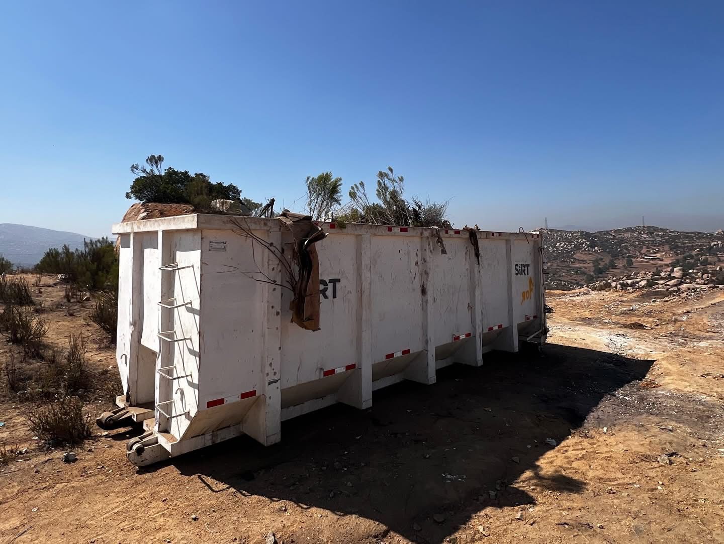 GOBIERNO DE TECATE REALIZA LIMPIEZA DE BASURERO CLANDESTINO EN EL MIRADOR