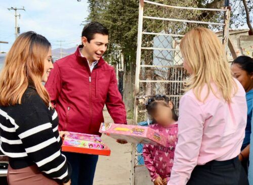 ROMÁN COTA ENTREGA CENAS Y REGALOS A LAS FAMILIAS QUE MÁS LO NECESITAN A TRAVÉS DEL OPERATIVO SANTA