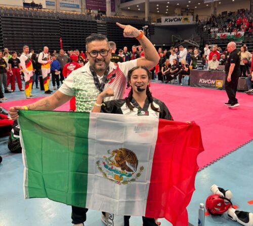 RECONOCE CLAUDIA AGATÓN A BIBIANA SÁNDEZ POR SU CAMPEONATO MUNDIAL EN EL WKU WORLD