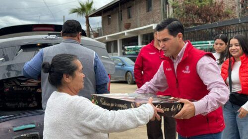 BETO VALLE LLEVA ALEGRÍA A FAMILIAS TECATENSES