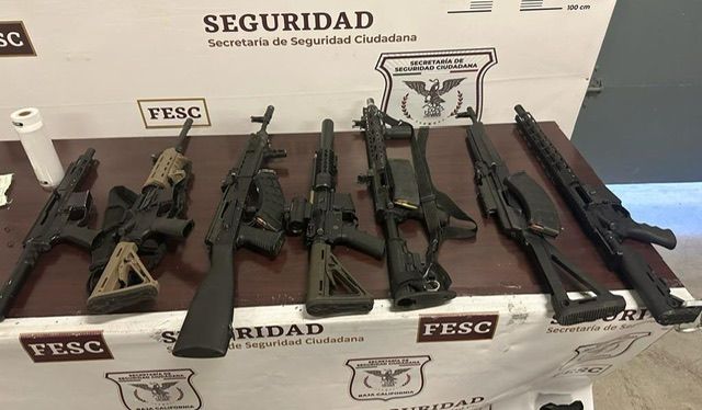 LOCALIZAN 7 ARMAS DE FUEGO DE ALTO PODER Y CHALECOS TÁCTICOS EN TECATE
