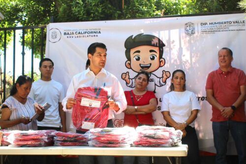 DIPUTADO BETO VALLE ENTREGÓ PAQUETES ESCOLARES