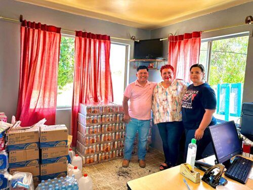 ENTREGA MÉNDEZ VÉLEZ LATAS DE AGUA A BOMBEROS VOLUNTARIOS
