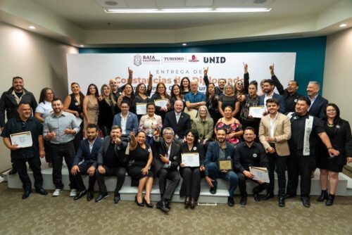 ENCABEZA BADIOLA ENTREGA DE CONSTANCIAS A LA PRIMERA GENERACIÓN DE GUÍAS DE TURISTA DE TIJUANA