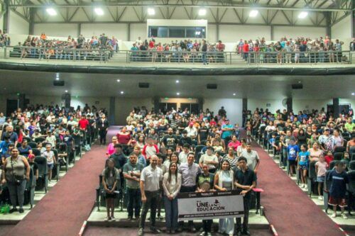 ROMÁN COTA ENTREGA VALES PARA UNIFORMES ESCOLARES A 700 ESTUDIANTES