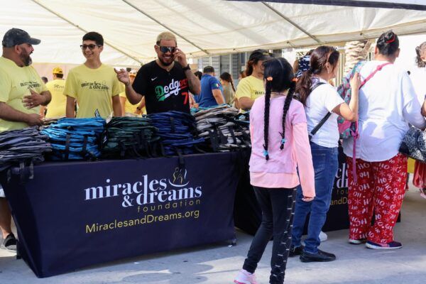 ENTREGA FUNDACIÓN MIRACLES AND DREAMS MOCHILAS Y ÚTILES ESCOLARES A ESTUDIANTES TECATENSES