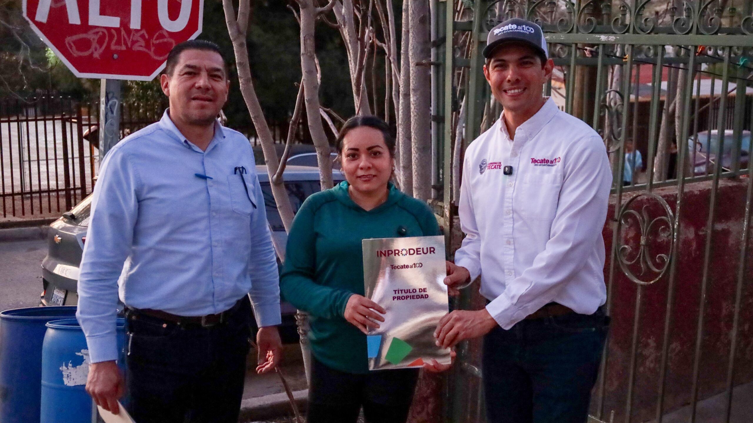 ENTREGA ALCALDE ROMÁN COTA TÍTULOS DE PROPIEDAD A FAMILIAS DE LA COLONIA ESCUDERO