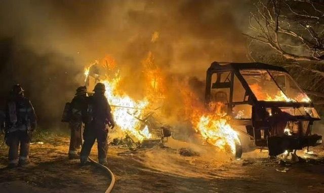 TECATE : INCENDIOS CONSUMEN UN VEHÍCULO Y UNA VIVIENDA