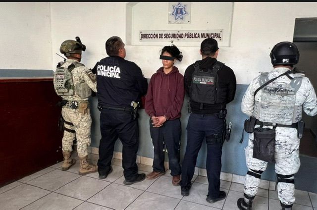 POLICÍA MUNICIPAL DE TECATE ASEGURA A PERSONA CON ORDEN DE APREHENSIÓN POR HOMICIDIO