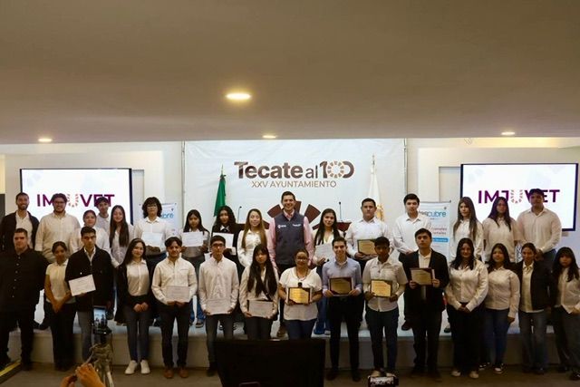 RECONOCE ALCALDE ROMÁN COTA A JUVENTUDES DESTACADAS CON EL PREMIO MUNICIPAL A LA JUVENTUD