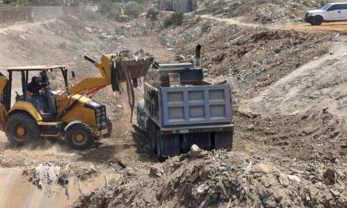 RECOLECTAN MÁS DE 200 TONELADAS DE ESCOMBRO Y BASURA EN ARROLLO EL GALLO