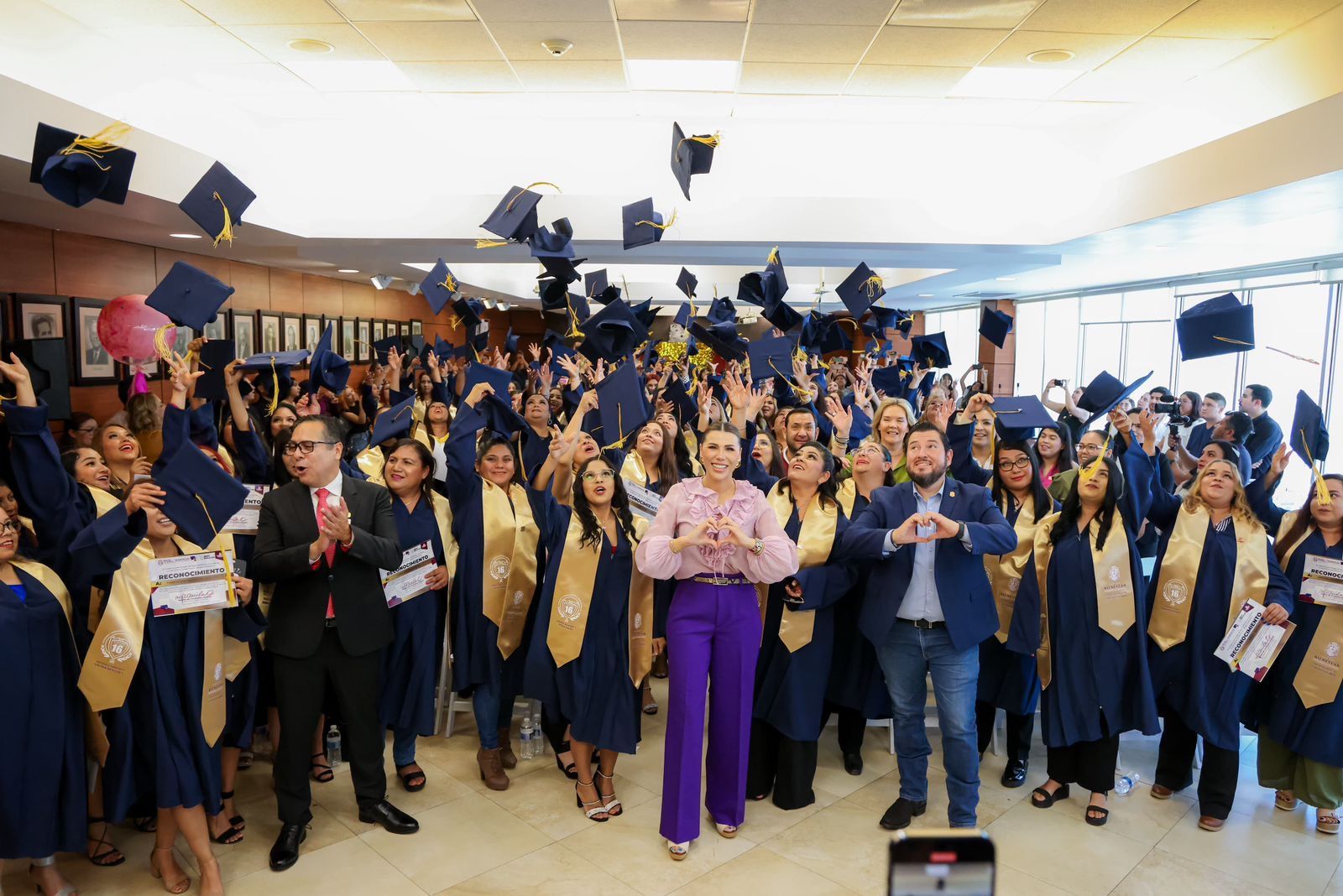 ENCABEZA GOBERNADORA MARINA DEL PILAR GRADUACIÓN DE BACHILLERATO PARA 99 BENEFICIARIAS DEL PROGRAMA TARJETA VIOLETA