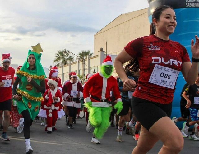 FAMILIAS PARTICIPAN EN LA PRIMERA CARRERA DE SANTA CLAUS EN TECATE