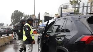 SUJETO ES DETENIDO CON PLUMAS DE WAX EN GARITA DE TECATE