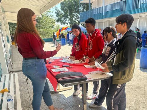 EXHORTAN A ESTUDIANTES DE SECUNDARIA A SEGUIR HÁBITOS SALUDABLES Y EVITAR CIGARROS ELECTRÓNICOS