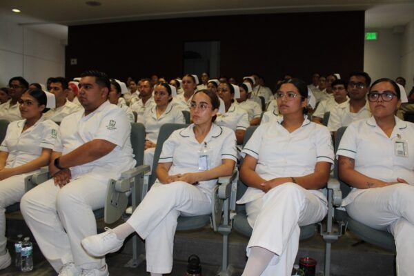 ESTUDIANTES DE ENFERMERÍA PARTICIPAN EN CEREMONIA DE SELECCIÓN DE PLAZAS DE SERVICIO SOCIAL PROFESIONAL