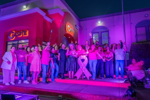 ENCIENDE CESPTE LUCES ROSA EN EDIFICIO CENTRAL POR LA LUCHA CONTRA EL CÁNCER DE MAMA