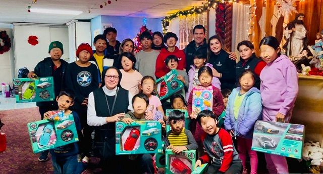 BETO VALLE CELEBRA EL DÍA DE REYES EN CASAS HOGAR DE TECATE
