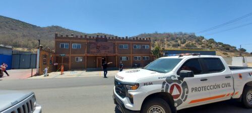 BOMBEROS DE ENSENADA CONTROLAN INCENDIO FORESTAL EN CERRO DE VALLE DORADO