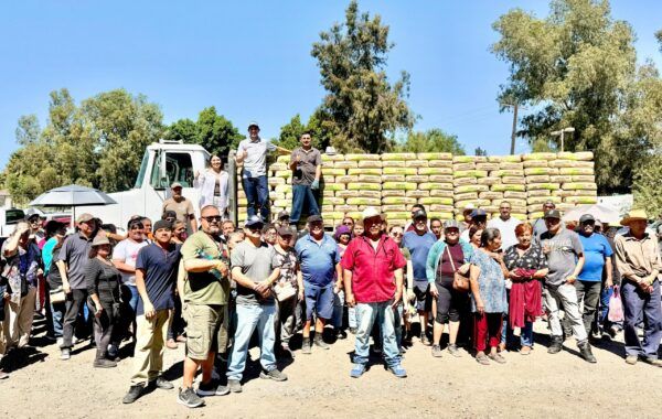 ALCALDE ROMÁN COTA ENTREGA SACOS DE CEMENTO A 500 FAMILIAS