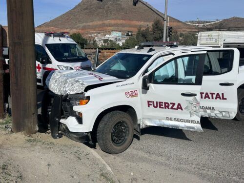 TECATE: UNIDAD DE LA FUERZA ESTATAL CHOCA CON VEHÍCULO PARTICULAR