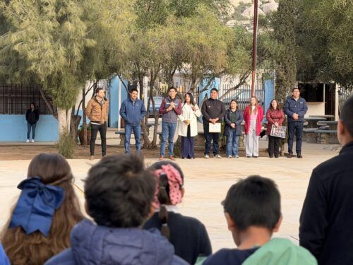 ALCALDE ROMAN COTA ENCABEZA LUNES CÍVICO EN LA ESCUELA REVOLUCIÓN MEXICANA