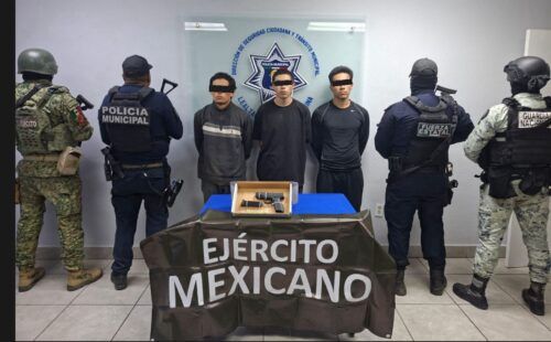 TECATE: ASEGURAN ARMA DE FUEGO Y DETIENE A TRES PERSONAS