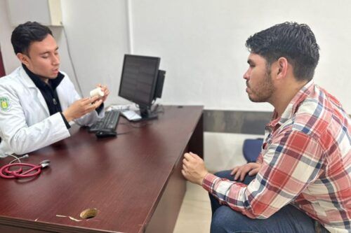 EXHORTAN A JÓVENES A REALIZARSE AUTOEXPLORACIÓN TESTICULAR CADA MES PARA DETECTAR CÁNCER