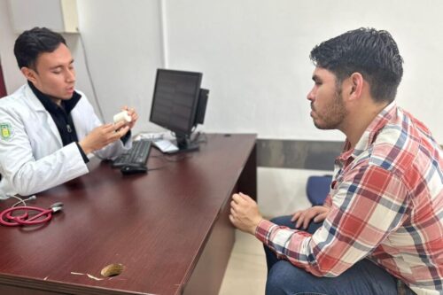 EXHORTAN A JÓVENES A REALIZARSE AUTOEXPLORACIÓN TESTICULAR CADA MES PARA DETECTAR CÁNCER