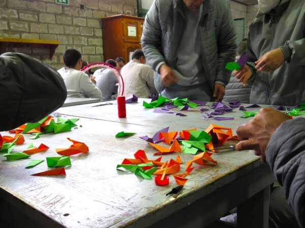 CULMINAN CURSO ARTESANAL DE PAPEL PERSONAS PRIVADAS DE LA LIBERTAD DEL CENTRO PENITENCIARIO EL HONGO I