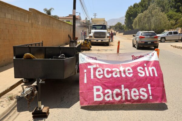 ALCALDE ROMÁN COTA SUPERVISA AVANCES DEL PROGRAMA PERMANENTE DE BACHEO EN LA COLONIA LOMITAS DEL CUCHUMÁ