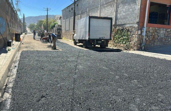 REALIZA GOBIERNO DE TECATE BACHEO PREVIO EN AVENIDA REVOLUCIÓN Y CALLEJÓN REFORMA PARA SU REENCARPETADO