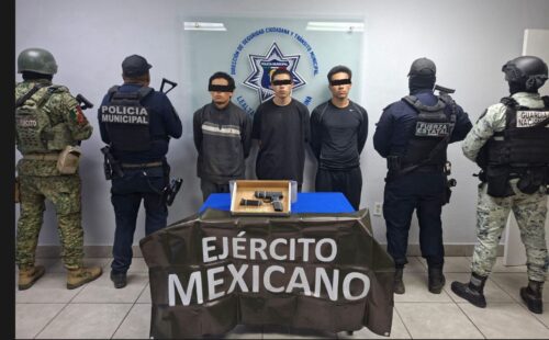 TECATE: ASEGURAN ARMA DE FUEGO Y DETIENE A TRES PERSONAS