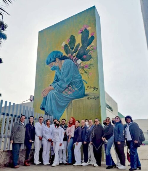 ARTISTA VISUAL SHARINA FONG RINDE HOMENAJE A LA LABOR DEL PERSONAL DE SALUD CON MURAL EN IMSS BIENESTAR DE ENSENADA