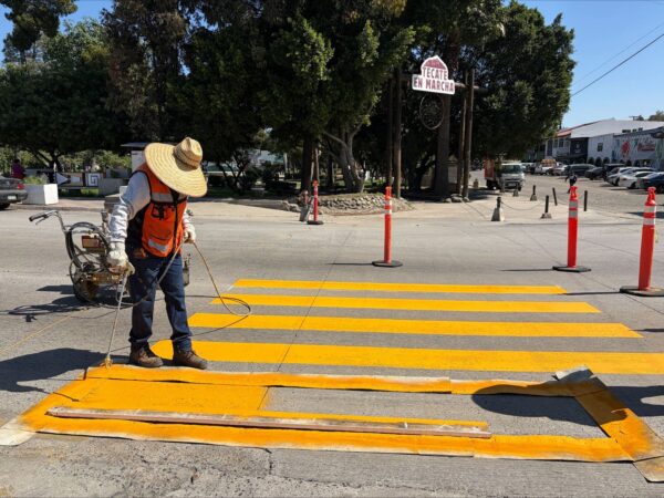REALIZA GOBIERNO DE TECATE PINTADO DE CRUCES PEATONALES EN BOULEVARD UNIVERSIDAD