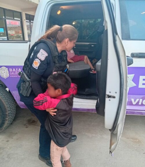 ESCUADRÓN VIOLETA RESGUARDA A DOS MENORES EN SITUACIÓN DE VULNERABILIDAD EN ENSENADA