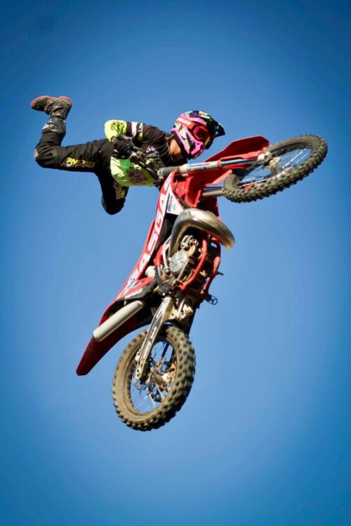 REGIDOR ISAAC CONTRERAS GESTIONA HISTÓRICO ESPECTÁCULO DE MOTOCROSS FREESTYLE ORGANIZADO POR PROMOTORA FMX