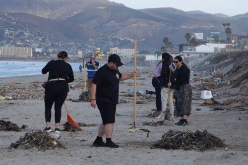 RETIRA GOBIERNO DE CLAUDIA AGATÓN SEIS TONELADAS DE BASURA Y ESCOMBROS EN PLAYA CONALEP